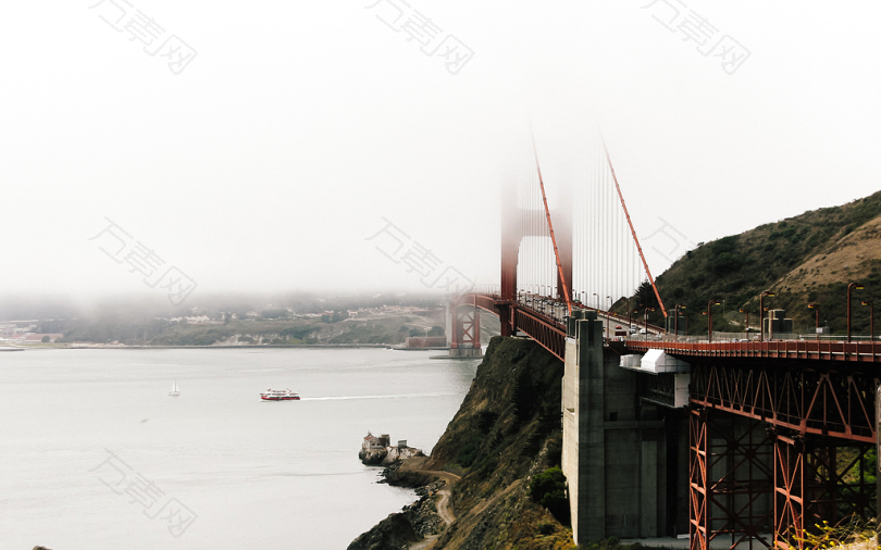 雾气笼罩的金门大桥