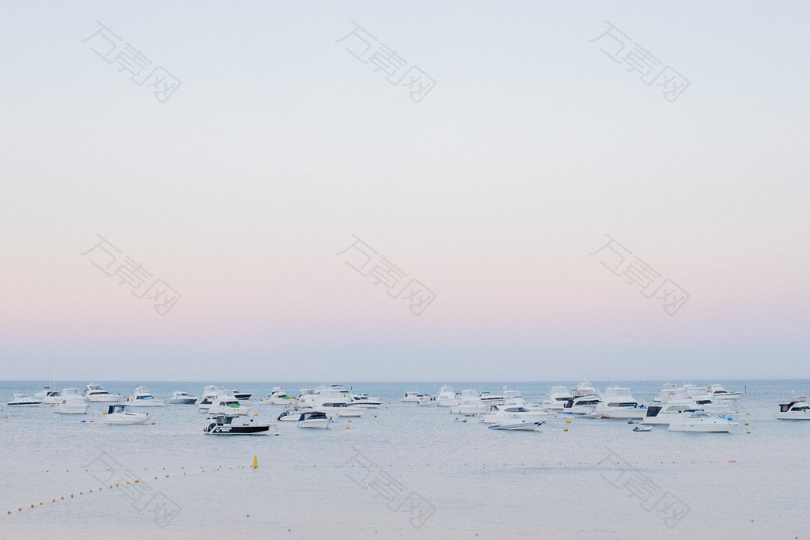 许多游艇在水面上清澈蔚蓝的天空