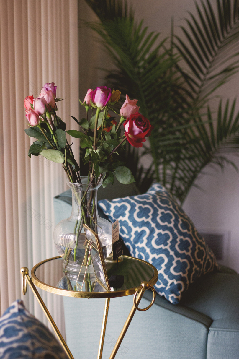 透明玻璃花瓶中的红玫瑰和粉红玫瑰
