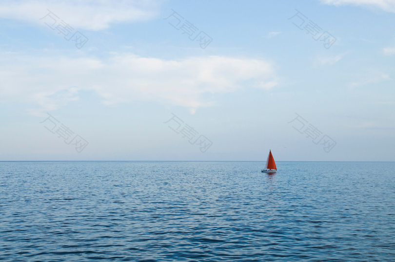白天水面上的帆船