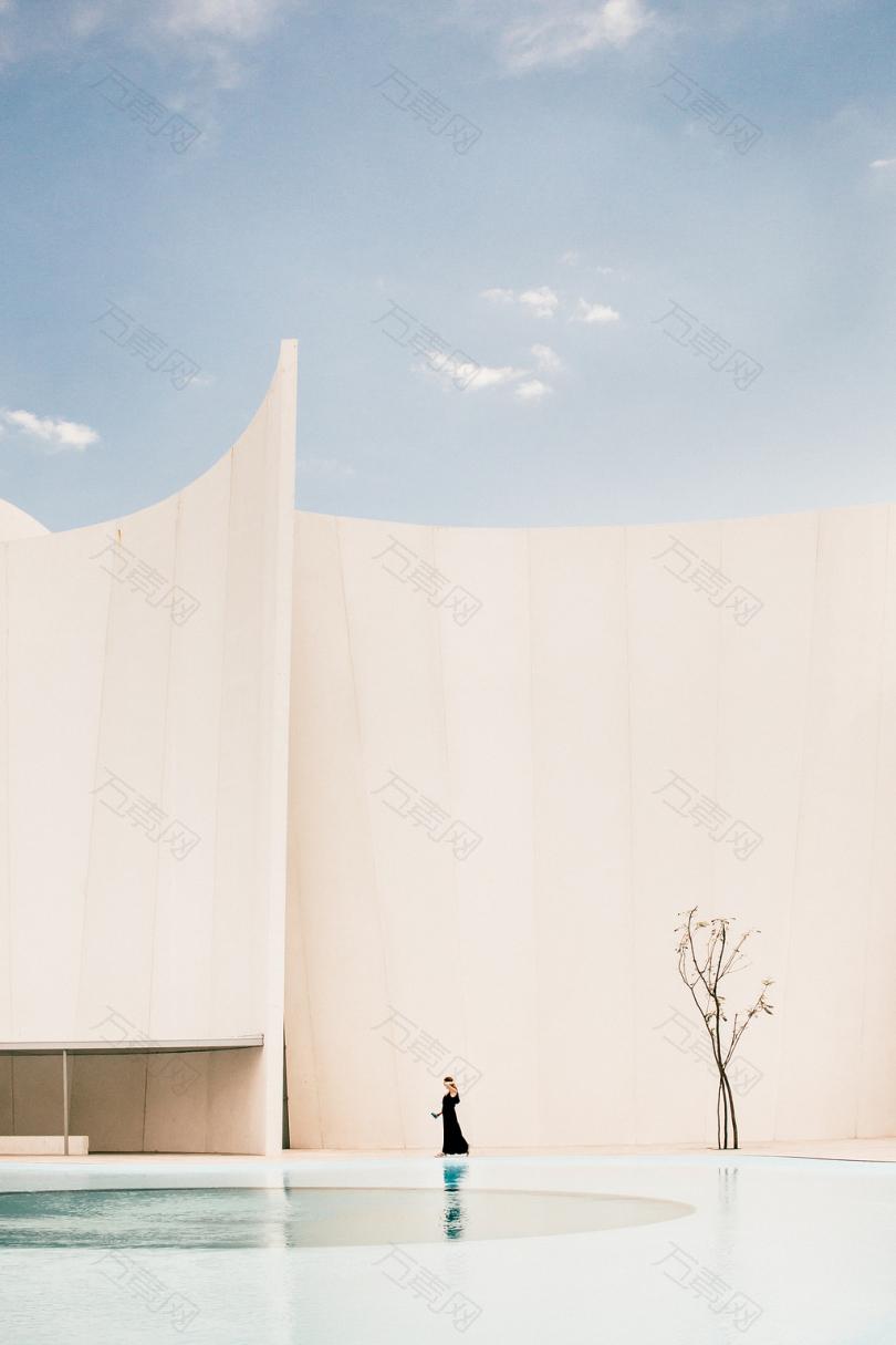 站在白色建筑物前面的女人