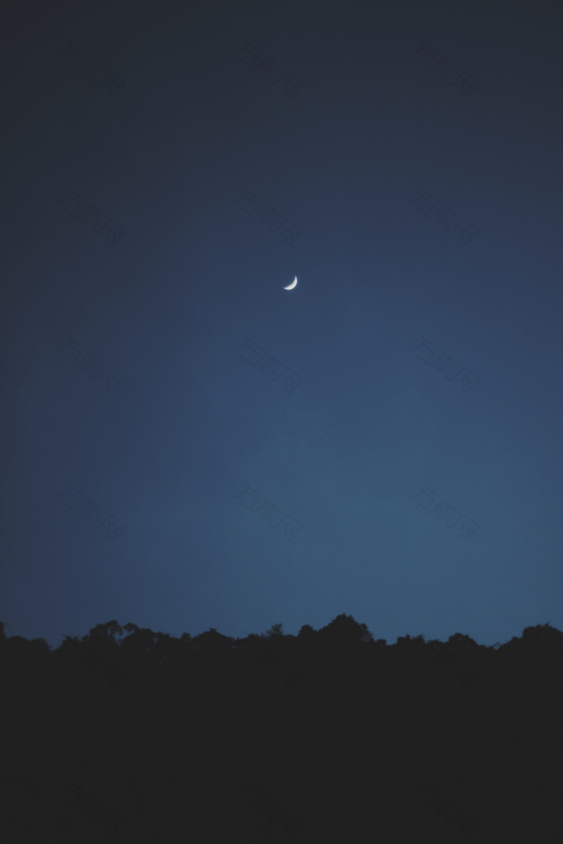 夜半月亮