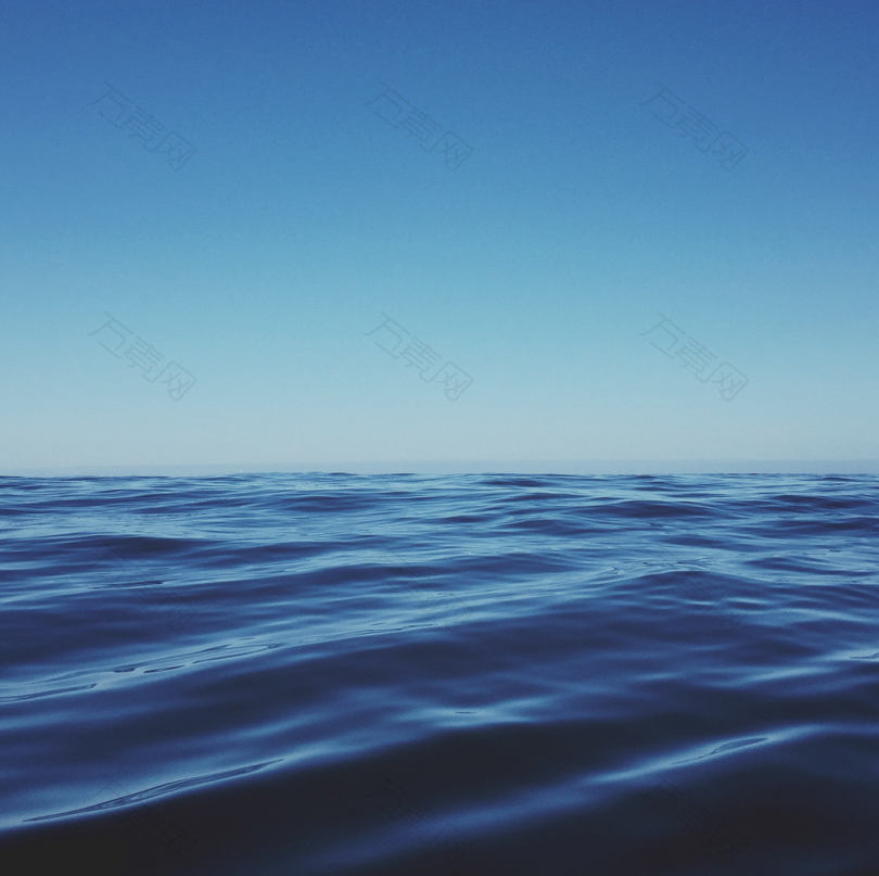 碧蓝天空下的水体