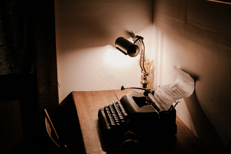 打字机旁的台灯