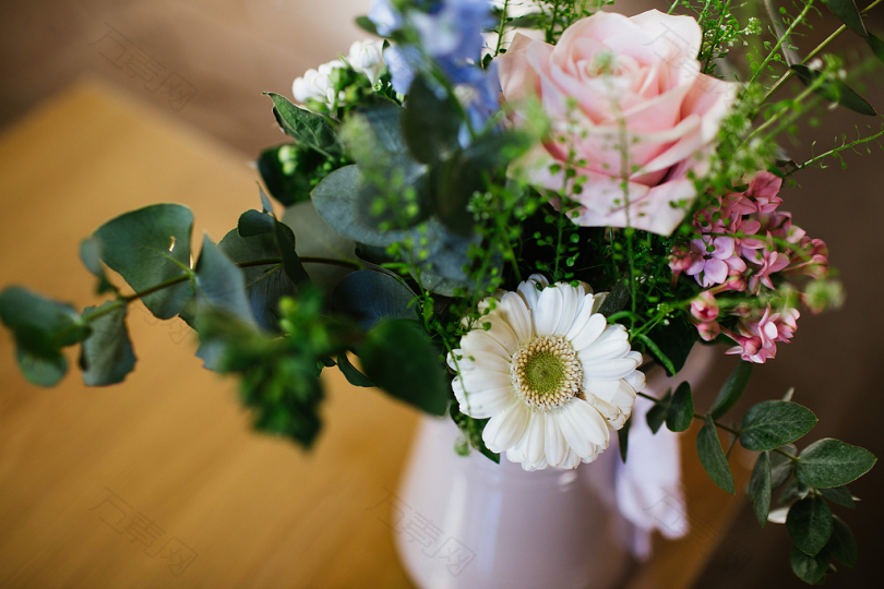 花瓶中粉红色和白色菊花的选择性聚焦照片