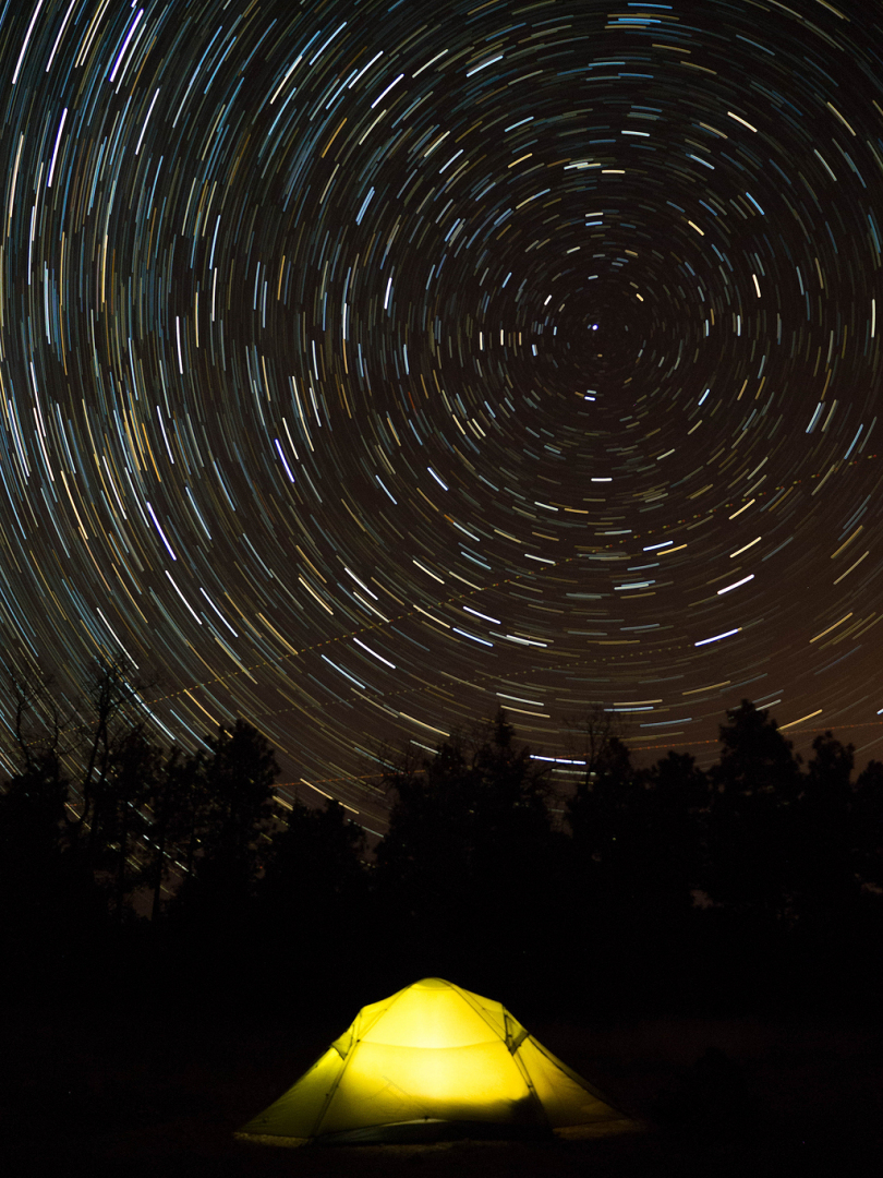 黄色露营帐篷的星迹摄影