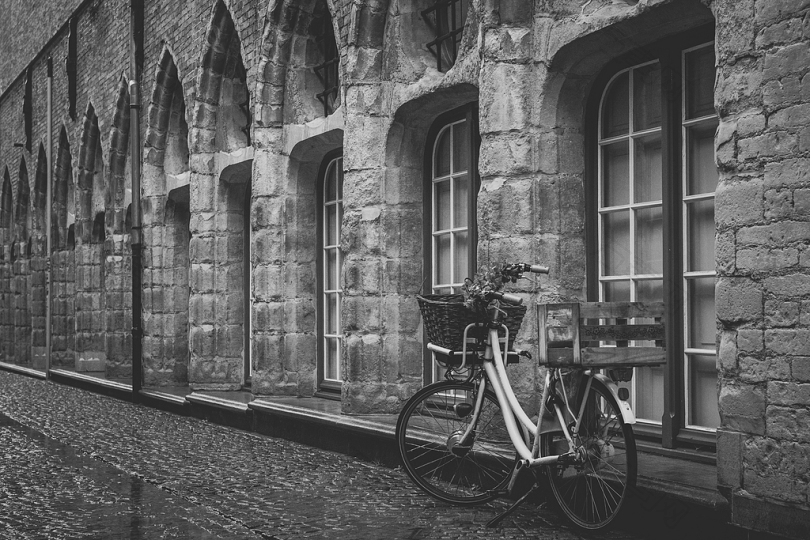 自行车停放在建筑物旁的灰阶照片