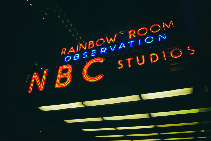 彩虹室观察NBC工作室LED灯开启