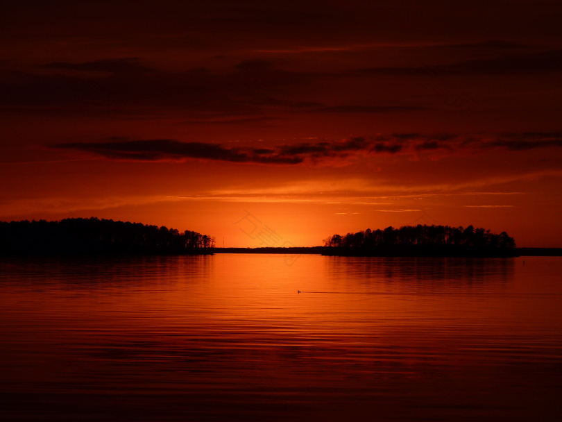 日落时水体的景观摄影