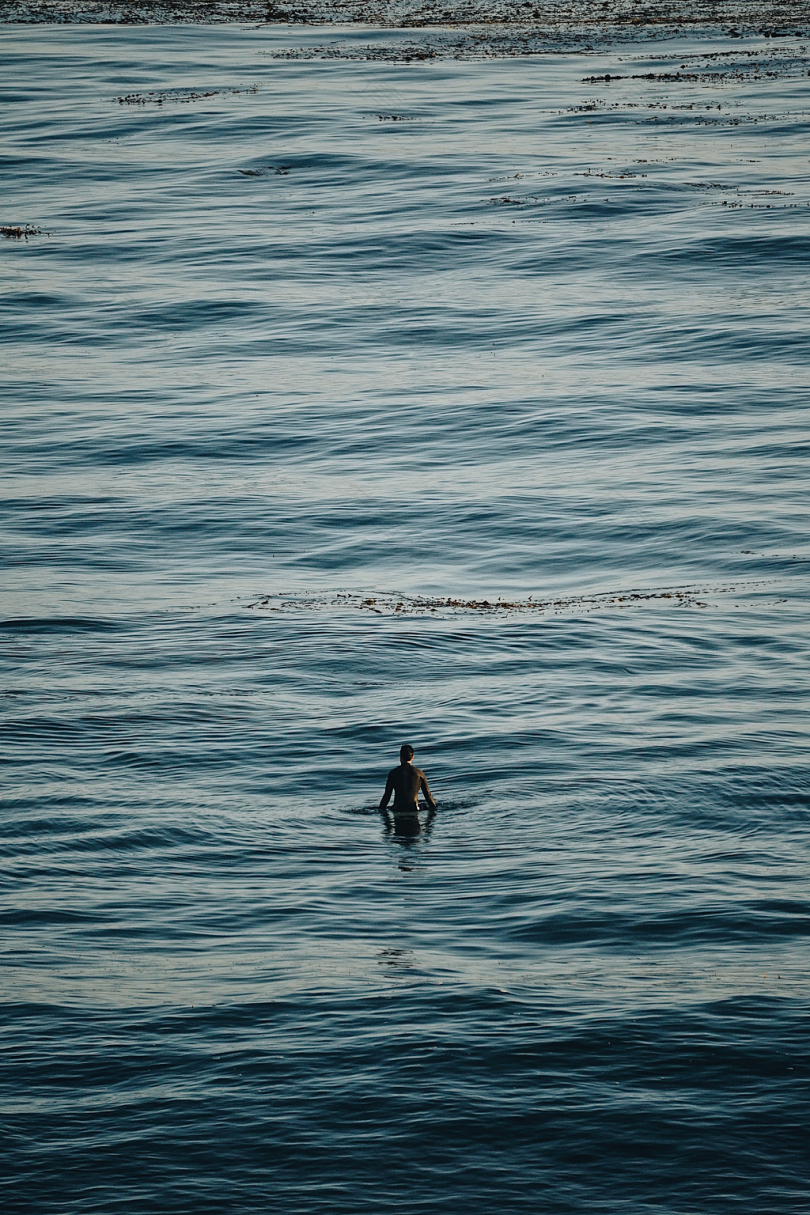 独自在海中冲浪的人