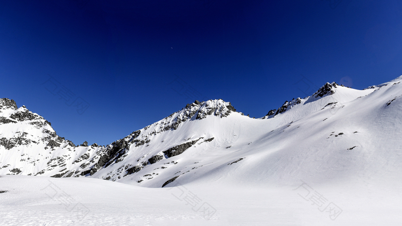 蓝天下积雪覆盖的山