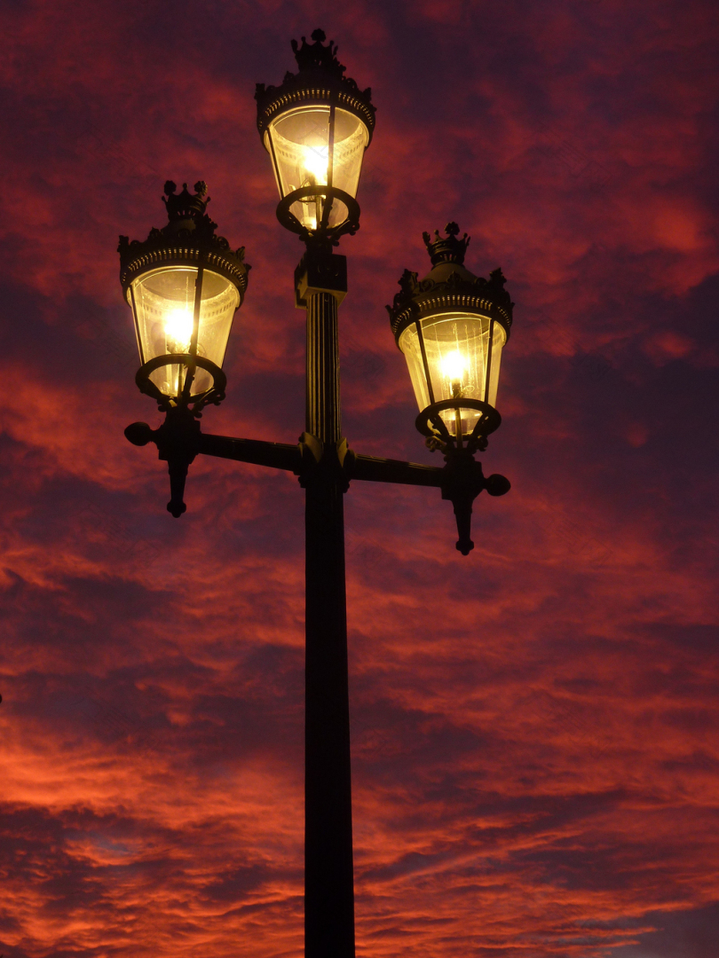 路灯灯笼余辉光照明地狱天空灯在照明杆发光晚上