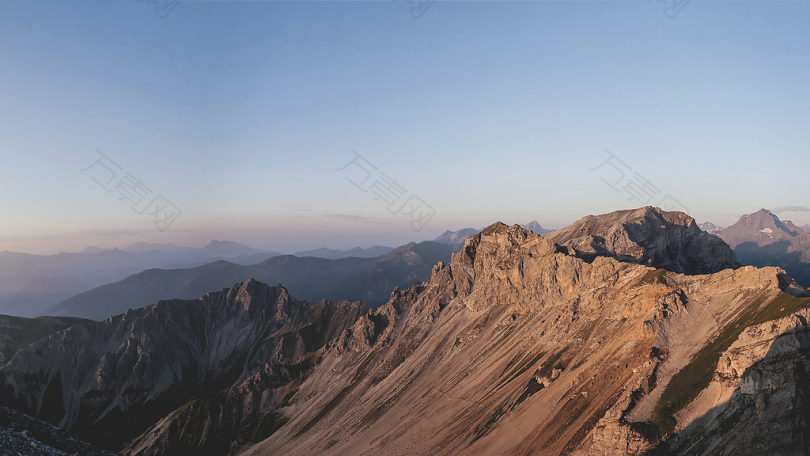 漫天蓝天下的棕色山脉风景摄影
