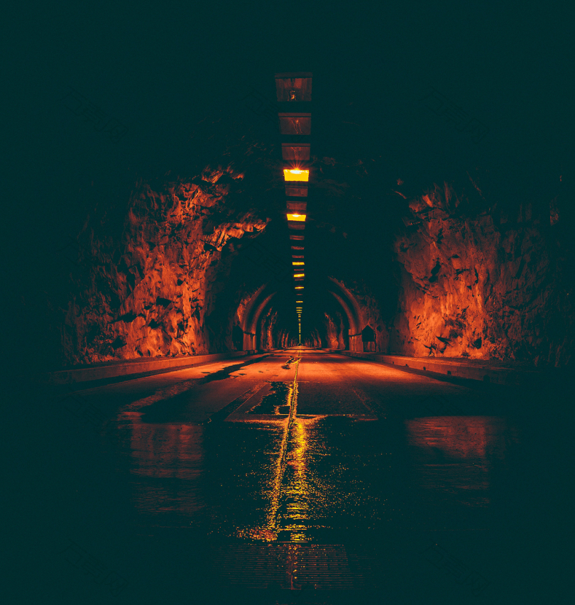 昏暗的隧道
