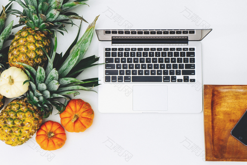 MacBookPro与什锦水果平放摄影