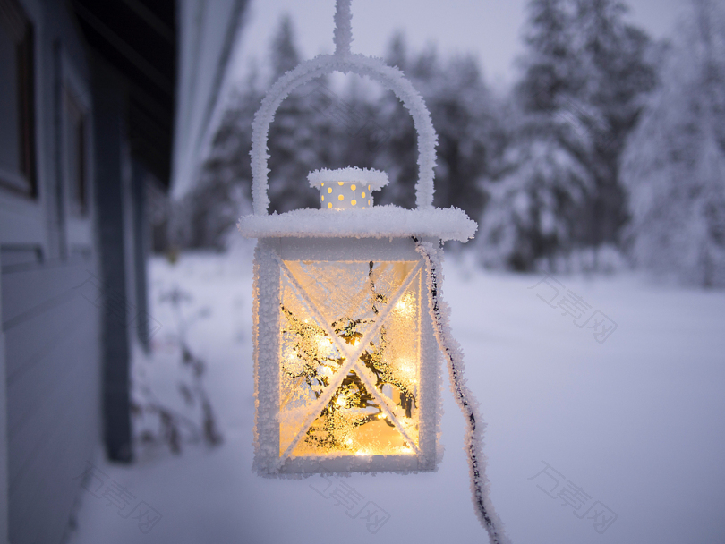 冬季雪地里白色灯笼