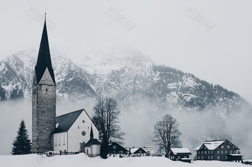 雪山附近的房屋和大教堂鸟瞰摄影