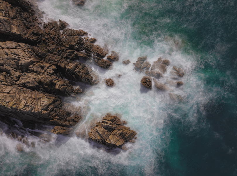 海上航空摄影中的棕色岩层