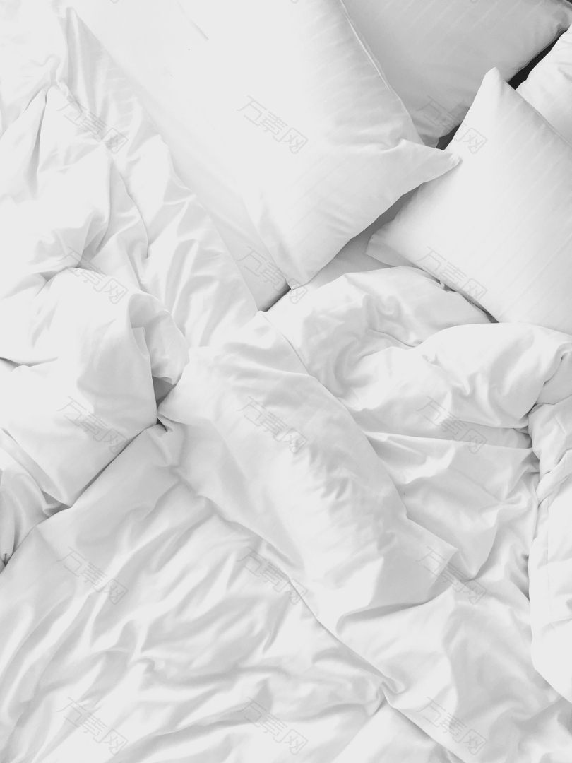 床上的白色枕头