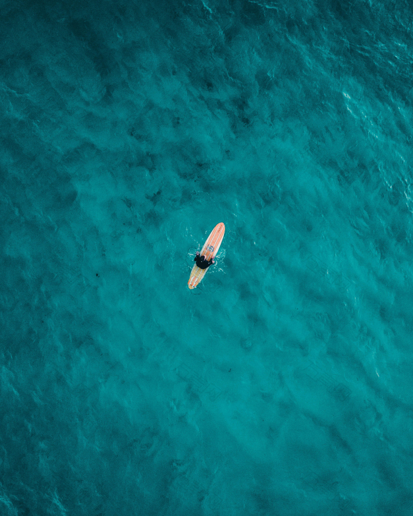 海上冲浪板人的航空摄影