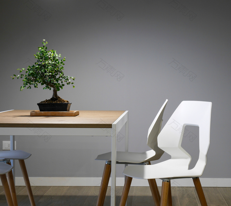 白色棕色木桌椅