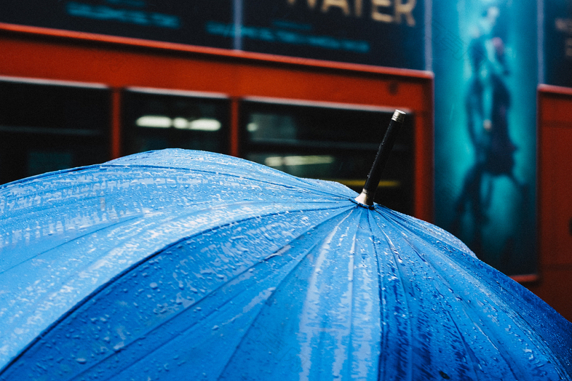 蓝伞的选择性聚焦摄影