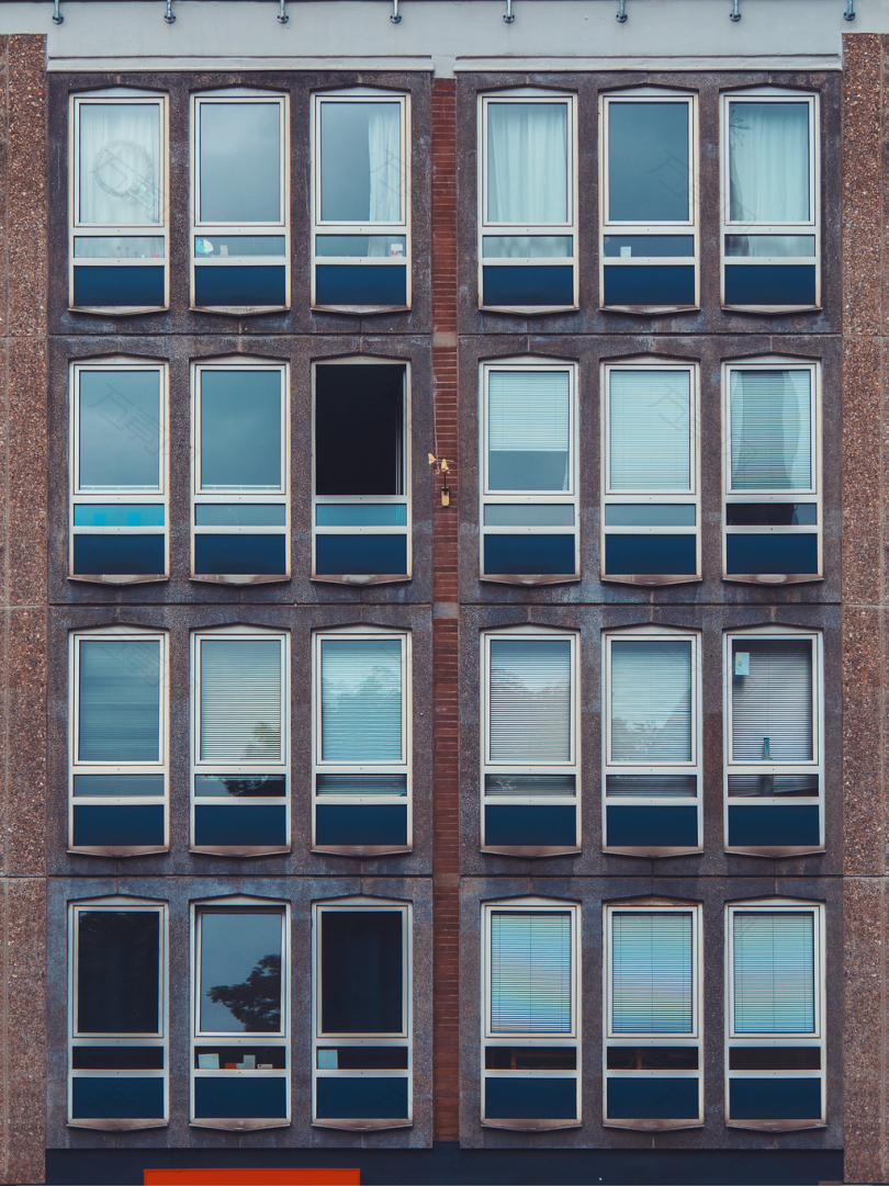 棕色建筑玻璃窗