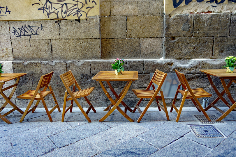 街头咖啡馆椅子餐桌坐在外面撒丁岛卡利亚里空椅子外送餐饮服务咖啡厅席位