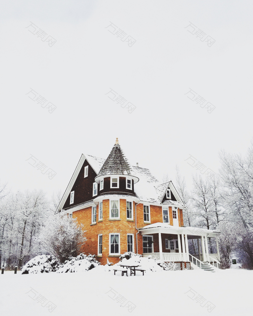 雪环绕的橙色灰色混凝土房屋