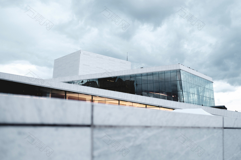 建筑现代建筑窗户锋利简约挪威北欧夏天斯堪的纳维亚半岛视觉线条snu00f8hettum歌剧奥斯陆建筑细节灰色的天空灰色的花岗岩玻璃圆顶
