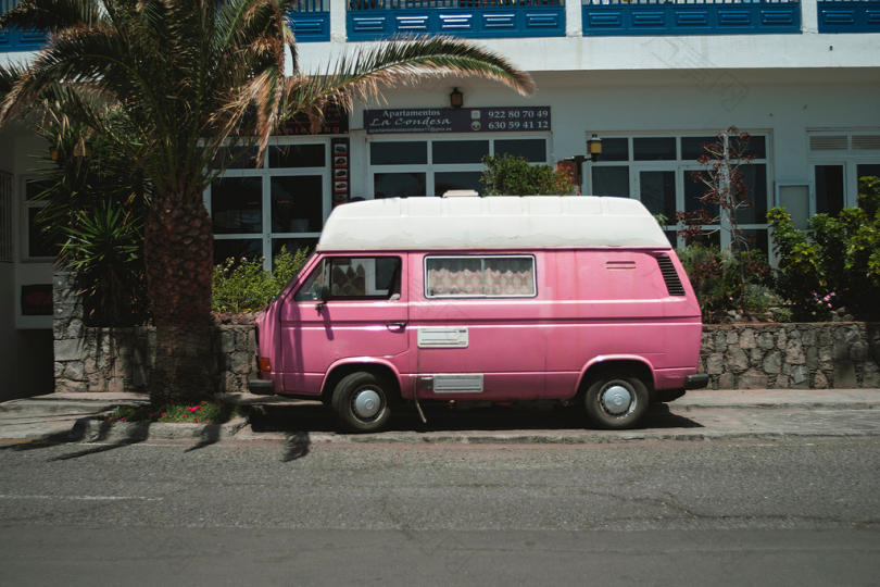 粉色白卡车