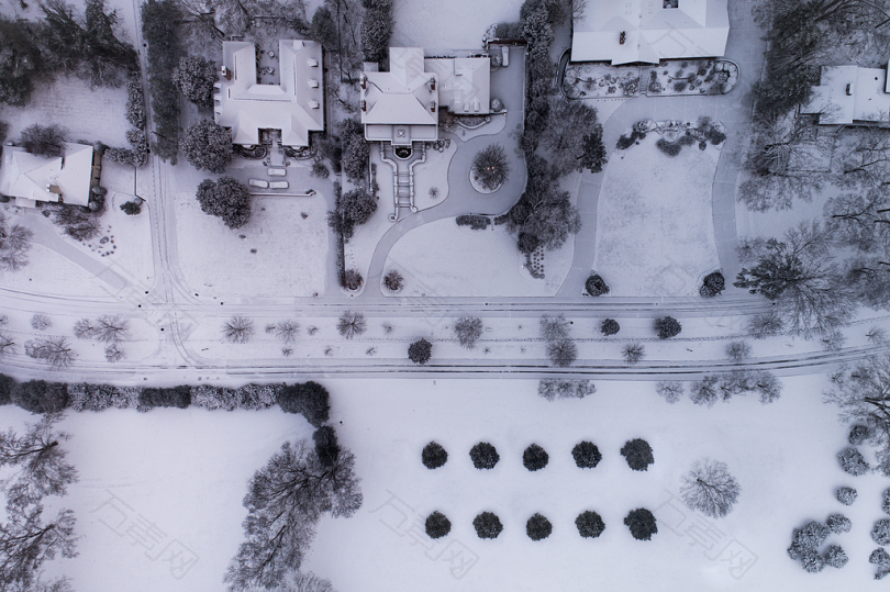 建筑物附近雪盖场的航空摄影