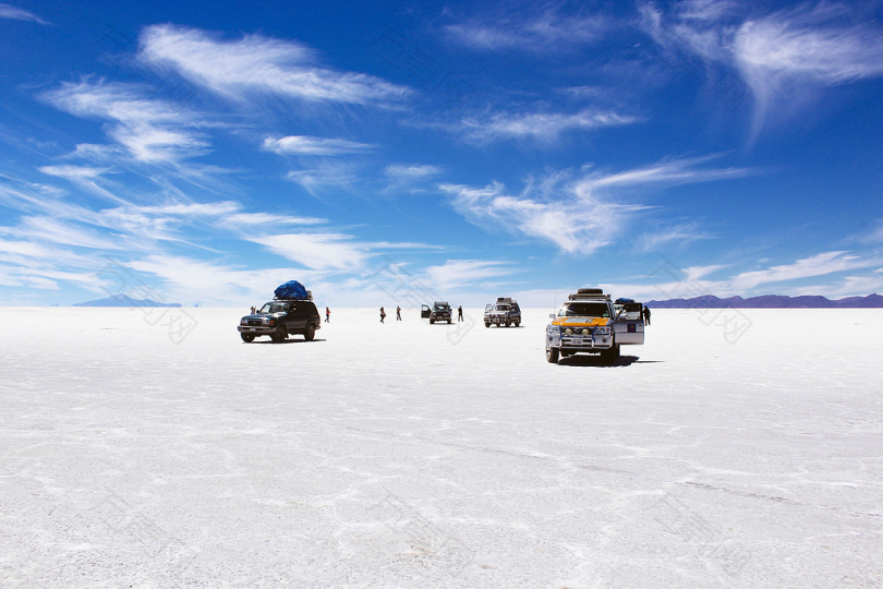 多云蓝天白昼沙漠上的运动型多功能车