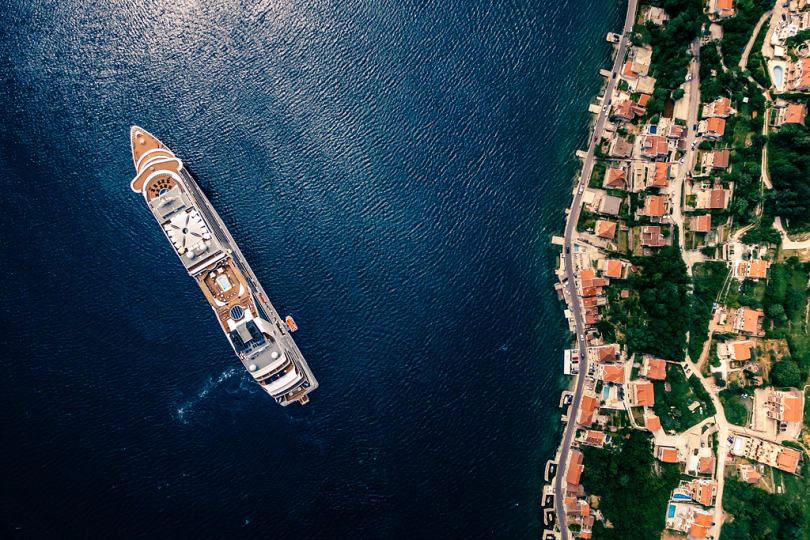白色和棕色游艇在水上的航空摄影