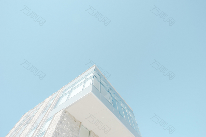 白色混凝土建筑物的低角度摄影