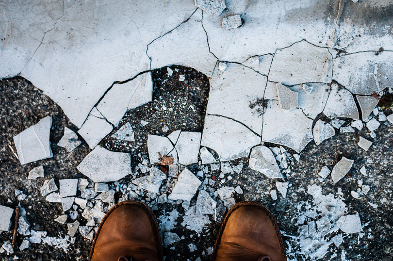 冰碎裂冻水路面道路脚鞋棕色靴子冬天混凝土沥青皮革破损地面城市