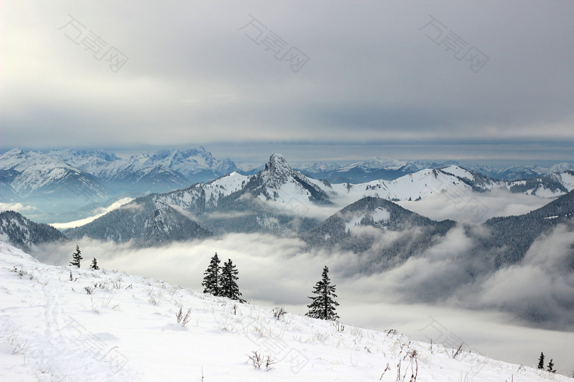 灰蒙蒙的白雪覆盖的群山