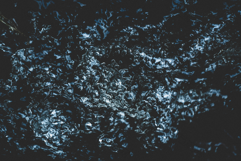 气泡水暗水特写水面纹理深色蓝色新西兰葱郁明亮环境绿色潮湿抽象艺术黑色波纹
