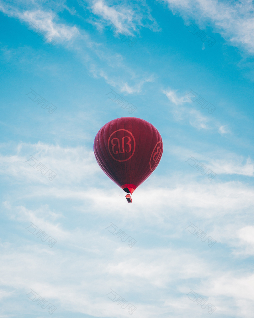 天空中的红色热气球