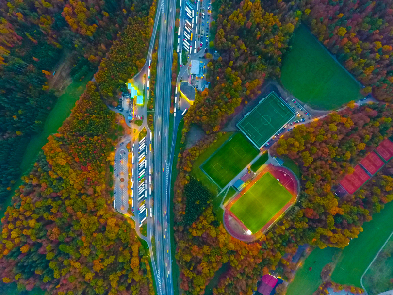 公路足球场和足球场的航空摄影