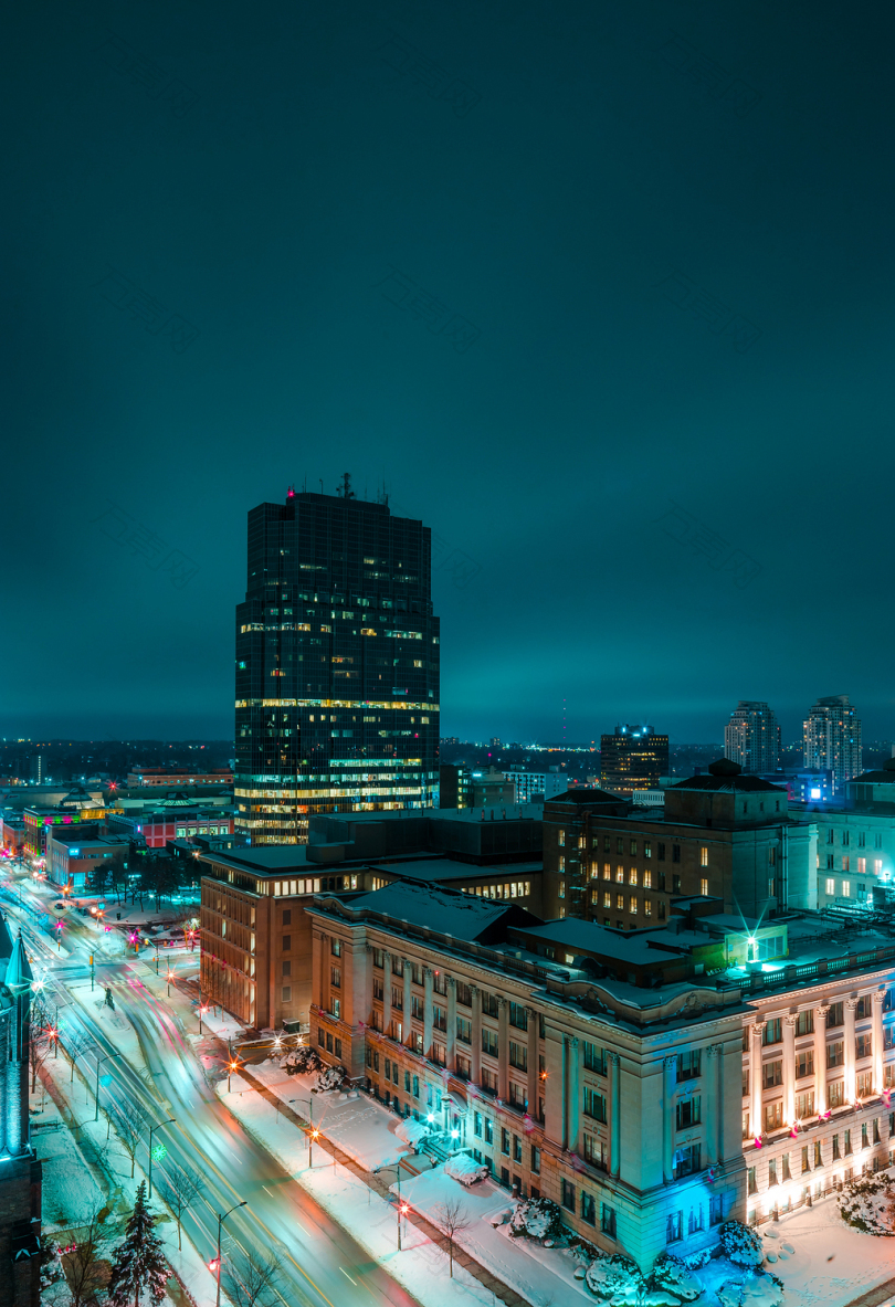 夜间照明城市建筑物的航空摄影