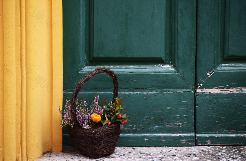 靠近门的棕色篮子装满鲜花