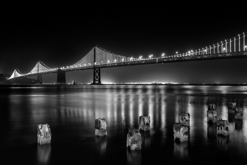 轻型全悬索桥的灰度摄影