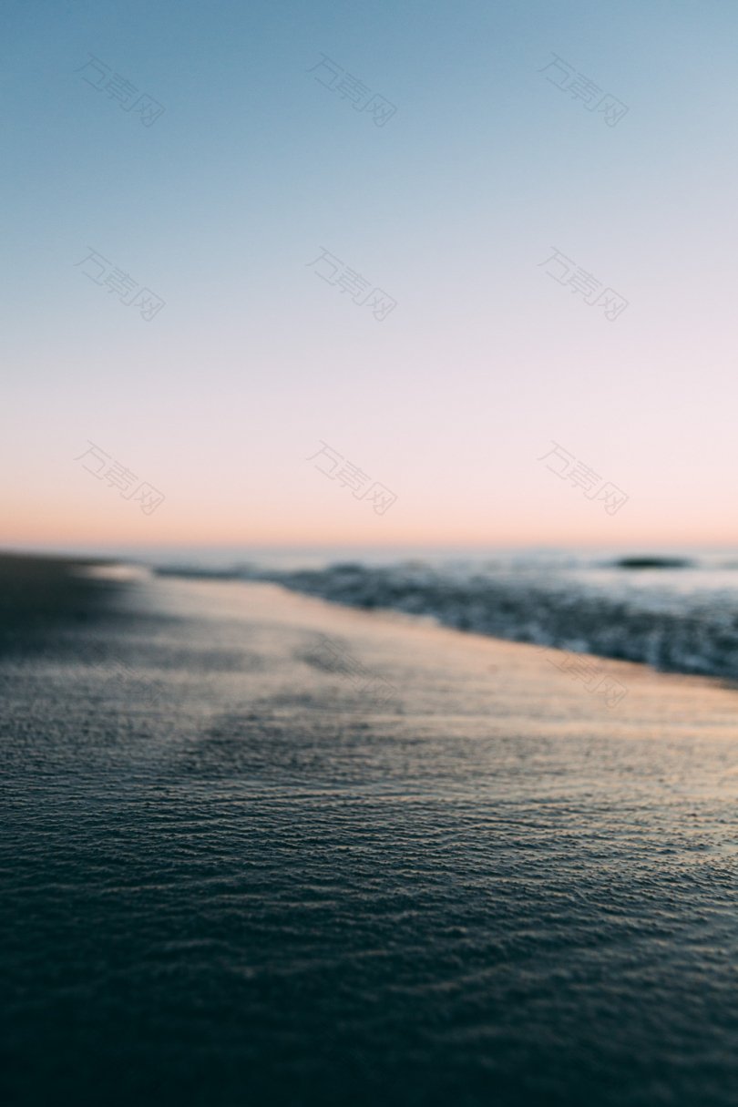 黑沙滩砂的选择性聚焦摄影