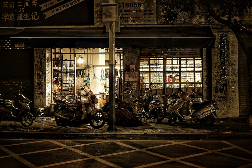夜间停放在店面的几辆摩托车