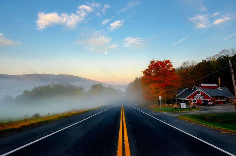 马萨诸塞州秋天秋颜色天空云路公路市场雾日出黎明上午山