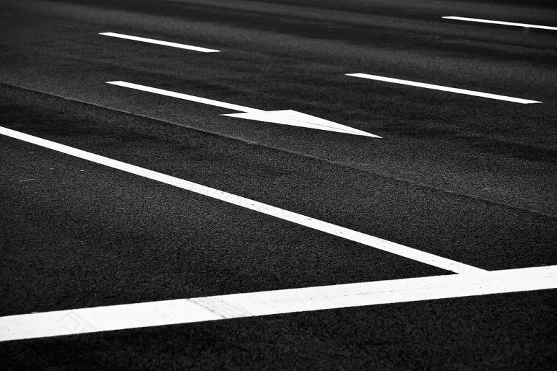 路沥青线路地面灰色巷道焦油对比结构交通标记道路标线箭头