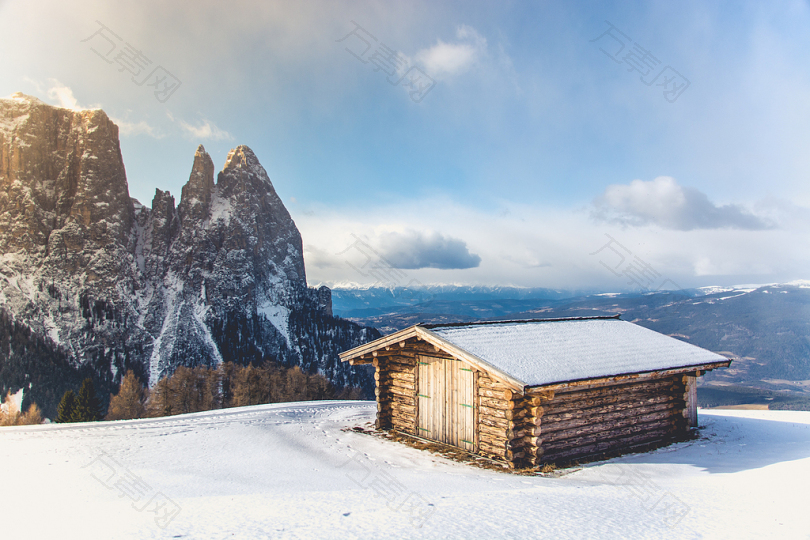 被雪覆盖的棕色木屋