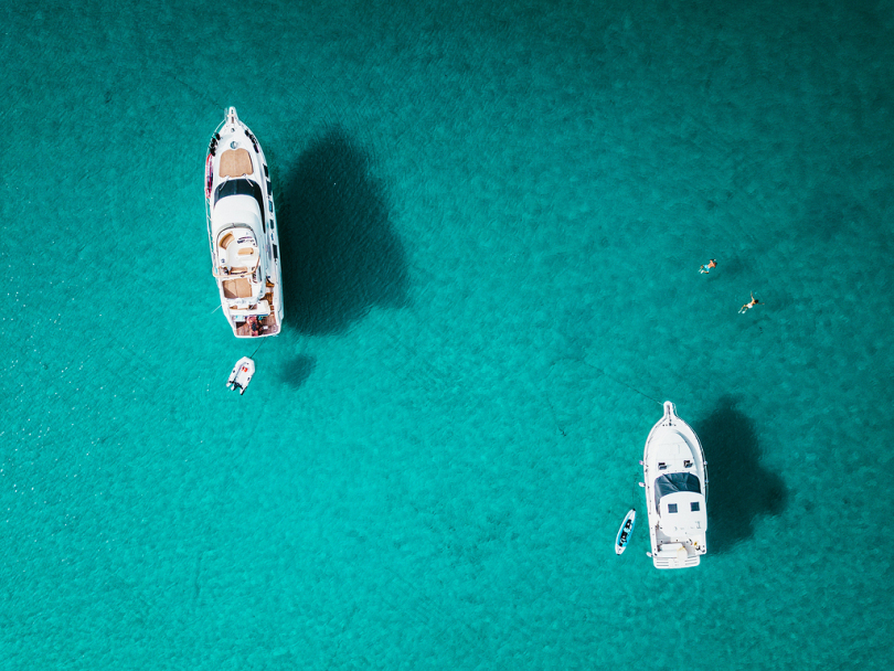 两艘白色游艇的俯视图