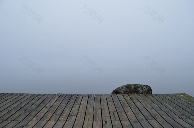 白天有雾的棕色木制码头